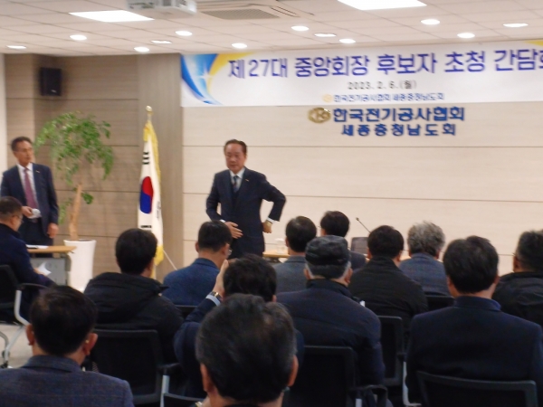 장현우 후보가 인사말을 하고 있다.