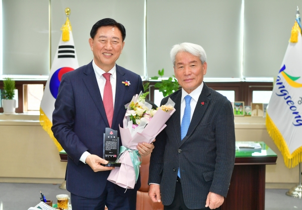 김한종 장성군수와 노동일 전남사회복지공동모금회 회장 / 장성군 제공