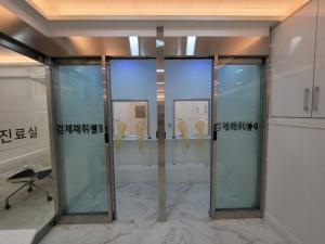 Uber supplies corona 19 sterilization lighting to the specimen collection room at the screening clinic in Gangnam and Seocho-gu